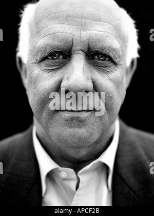 Mann Senior Mature pensionierte 60-65 Jahre Schwarz-Weiß-Porträt, intensive Augen, die auf die Kamera blickten Stockfoto
