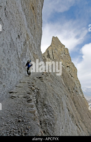 Wanderer auf dem Weg zum Tilicho-See. Annapurna Circuit Trek. Nepal Stockfoto