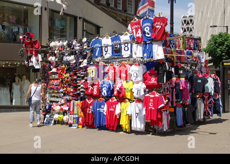 London West End Oxford Street Plasterung Stall mit Fußball-Trikots und andere touristische souvenirs Stockfoto