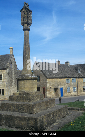 Dorf überqueren und Häuser am Guiting Power, in der Nähe von Stow-on-the-Wold, die Cotswolds, Gloucestershire, England, UK Stockfoto