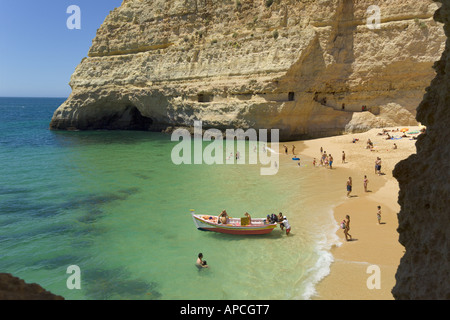 Portugal, Algarve, Praia Carvalho Strand in der Nähe von Carvoeiro, mit Ausflugsschiff Stockfoto