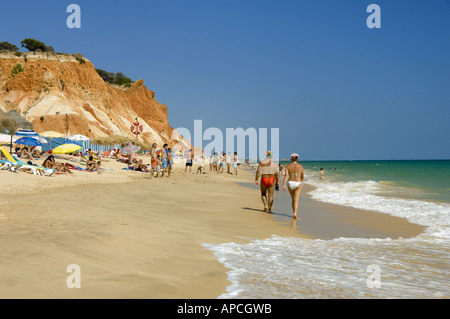 Praia Da Falesia Klippen und Strand in der Nähe von Albufeira Stockfoto