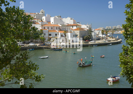 Ferragudo mit Portimao im Hintergrund Stockfoto