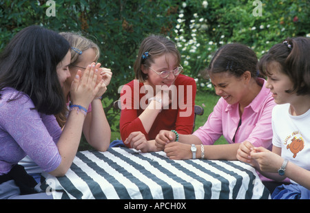 Gruppe von Mädchen an einem Tisch sitzen Stockfoto