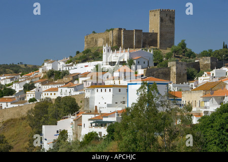 Portugal, Alentejo, Mértola, Anzeigen der mittelalterlichen Stadt, Burg & Kirche Stockfoto