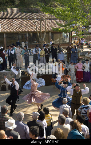 Eine Truppe von Guimaraes In der Minho tanzen auf einem Festival in der Algarve Stockfoto