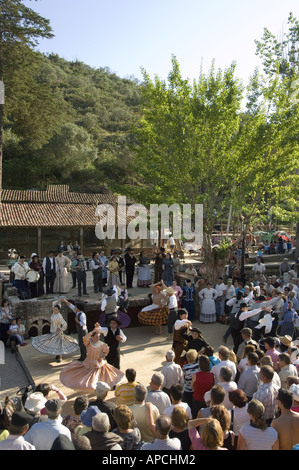 Eine Truppe von Guimaraes In der Minho tanzen auf einem Festival in der Algarve Stockfoto