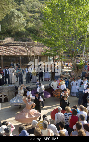 Eine Truppe von Guimaraes In der Minho tanzen auf einem Festival in der Algarve Stockfoto