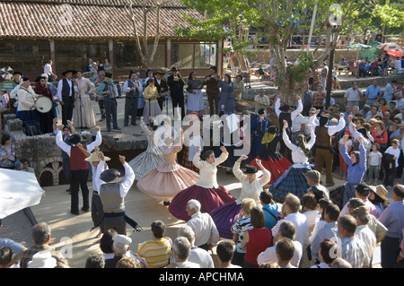 Eine Truppe von Guimaraes In der Minho tanzen auf einem Festival in der Algarve Stockfoto