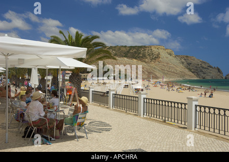 Praia Da Luz, Cafe, direkt am Strand der Algarve, Portugal Stockfoto