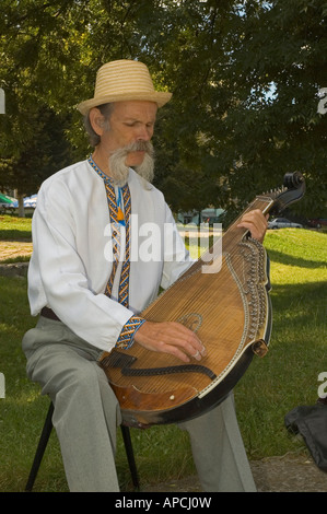 UKRAINE Kiew Mann in traditioneller Kleidung spielt eine bandura Stockfoto