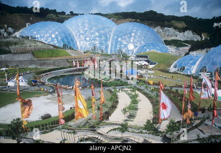 Blick auf die feuchten Tropen Biosphäre, Eden Project, in der Nähe von St Austell, Cornwall, England, UK Stockfoto