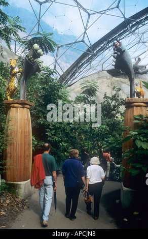 Besucher in den feuchten Tropen Biom, Eden Project, in der Nähe von St Austell, Cornwall, England, UK Stockfoto