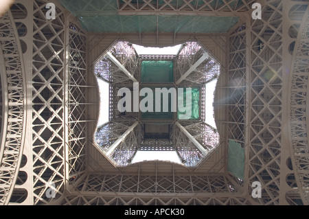 Blick direkt auf den Eiffelturm in Paris Frankreich Stockfoto