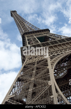 Nach oben auf dem Eiffelturm in Paris Frankreich Stockfoto
