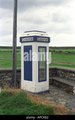 Einer der wenigen alten öffentlichen Telefonkabinen in der irischen Republik gefunden werden Stockfoto