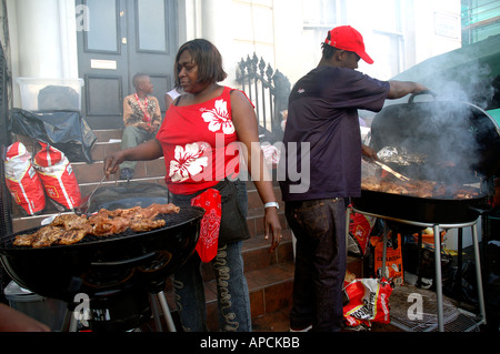 Kochen Huhn auf der Straße während der jährlichen Notting Hill Carnival in Westlondon. Stockfoto