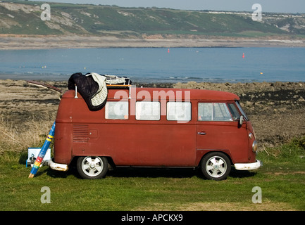 Alte VW Wohnmobil geparkt auf Campingplatz am Rande des Port Eynon Beach auf der Gower-Halbinsel in der Nähe von Swansea Stockfoto