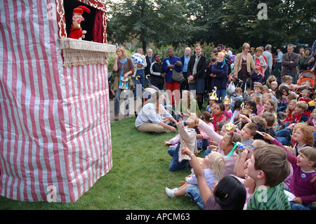 Punch und Judy Puppet Theater für Kinder am Festival am Londoner South Bank. Stockfoto