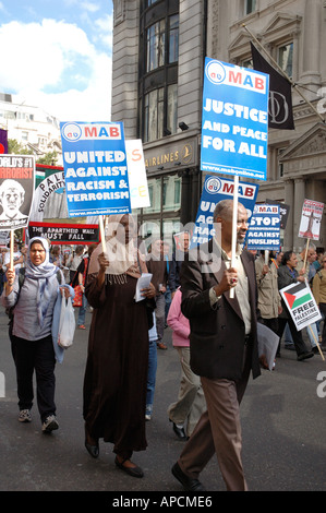 Demonstration durch Parliament Square und central London fordern Regierung Truppen aus dem Irak Oktober 2005 entfernen. Stockfoto