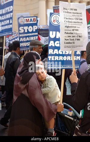 Demonstration durch Parliament Square und central London fordern Regierung Truppen aus dem Irak Oktober 2005 entfernen. Stockfoto