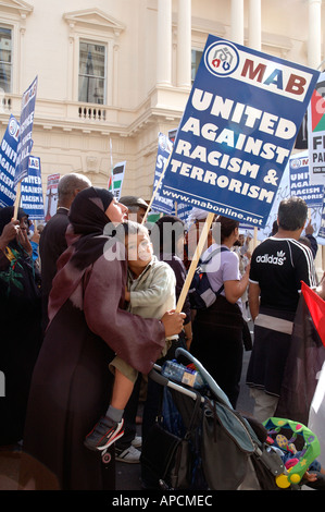 Demonstration durch Parliament Square und central London fordern Regierung Truppen aus dem Irak Oktober 2005 entfernen. Stockfoto