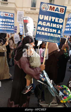 Demonstration durch Parliament Square und central London fordern Regierung Truppen aus dem Irak Oktober 2005 entfernen. Stockfoto