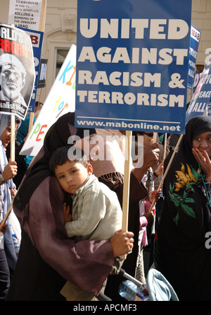 Demonstration durch Parliament Square und central London fordern Regierung Truppen aus dem Irak Oktober 2005 entfernen. Stockfoto