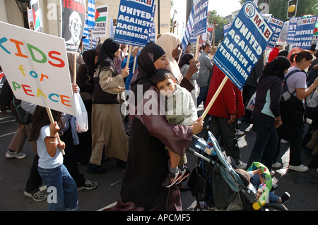 Demonstration durch Parliament Square und central London fordern Regierung Truppen aus dem Irak Oktober 2005 entfernen. Stockfoto