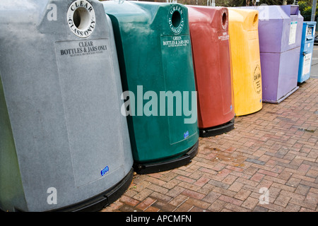 Eine Reihe von recycling-Container in Guildford Stadtzentrum, Guildford, Surrey, England. Stockfoto