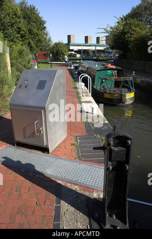 Elektrische Steuerungen für Schleusentore am Fluss Stort in der Nähe von Harlow, Essex Stockfoto