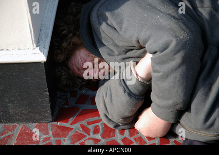 Obdachloser schläft in einem Hauseingang in Soho in London. Stockfoto