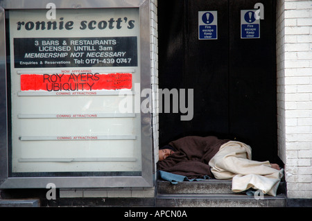 Obdachloser schläft in einem Hauseingang in Soho in London. Stockfoto