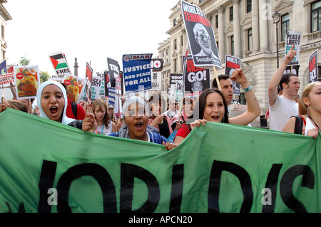 Demonstration im Zentrum von London gegen die Besetzung des Iraks Oktober 2005 und Nahost-Politik zu protestieren. Stockfoto
