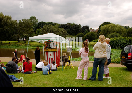 Kleine Menge, die gerade eine Punch and Judy show Stockfoto