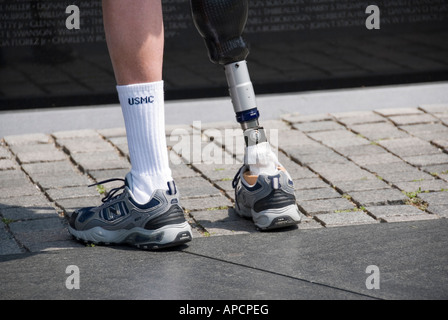Eine United States Marine Corps Veteran sucht Panel 2E in der Nähe der Spitze des Vietnam Veterans Memorial Wall in Washington, D.C. Stockfoto