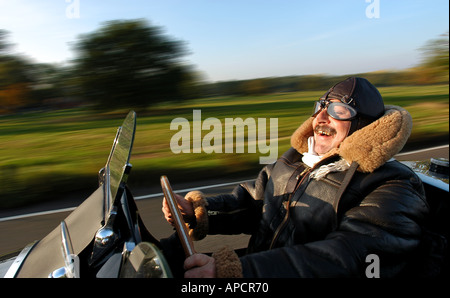 Ein pensionierter Mann fährt mit seinem klassischen Auto. Bild von Patrick Steel Www Patricksteel co uk Stockfoto