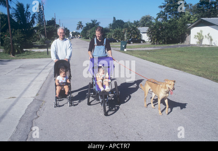 Familie mit zwei Kinder und ein Hund, Wandern, Florida, USA Stockfoto