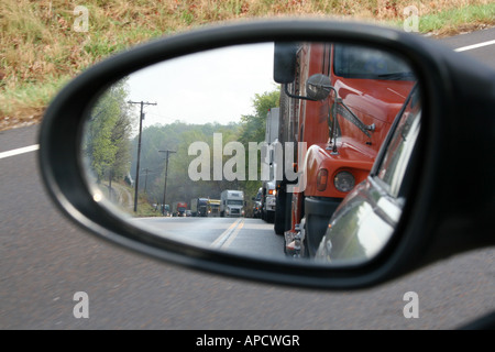 Blick auf einen LKW und andere Fahrzeuge aus dem Rückspiegel eines Autos in einer Marmelade auf Route 70, in der Nähe von Bruceton, Tennesse, USA Stockfoto