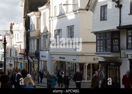 Einem typischen Tag in der historischen Hauptstraße Guildford, Surrey, England. Stockfoto