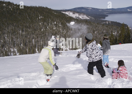 Kinder haben einen Schneeball kämpfen im Homewood Skigebiet über Lake Tahoe, Kalifornien Stockfoto