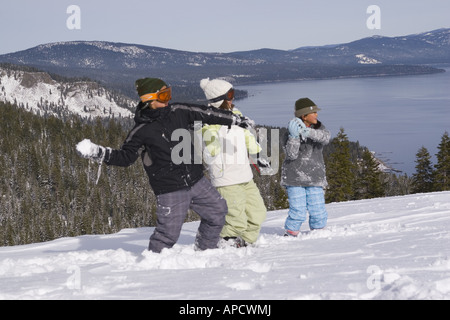 Kinder haben einen Schneeball kämpfen im Homewood Skigebiet über Lake Tahoe, Kalifornien Stockfoto