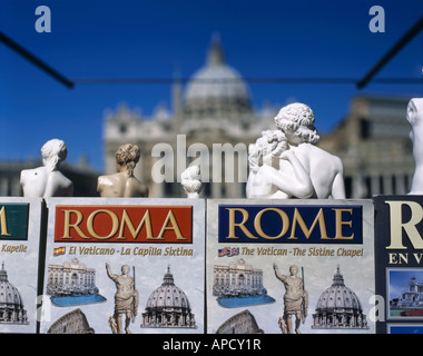 Buch-Stall mit Reiseführer Rom und Souvenir Statuen vor der Basilika St. Peter auf dem Petersplatz, Vatikan, Rom Stockfoto