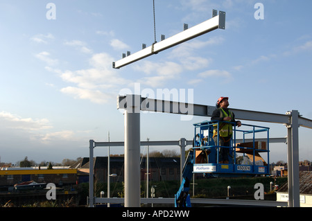 Bauarbeiter, die Schlange, Stahl-Träger aus Stahl gefertigte Gebäude Stockfoto