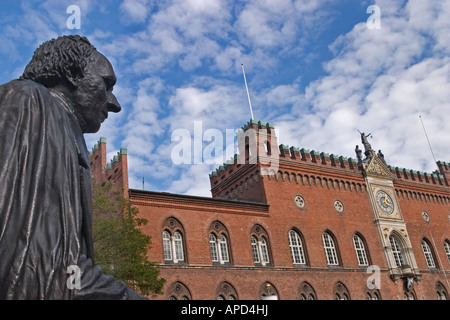 Die Statue von H C Andersen mit Blick auf das gotische Rathaus aus dem Jahr 1883 gestylt Flakhaven Odense Dänemark Stockfoto