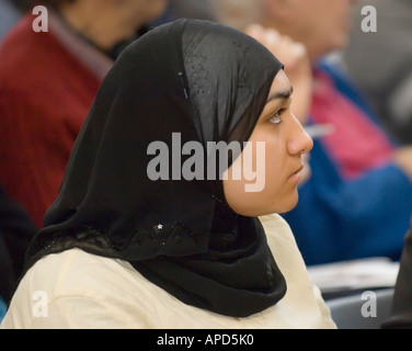 Junge Muslimin schwarz Hijab zu tragen Stockfoto