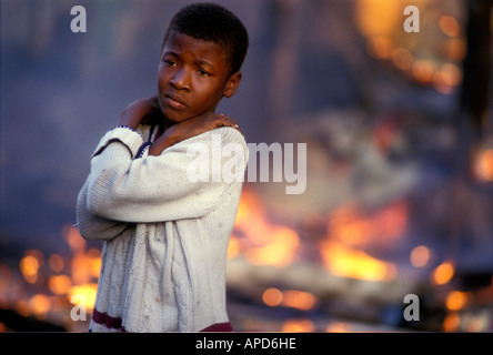 Haiti-Port au steht Prinz Boy vor Haus brannte während Wahl Gewalt in der haitianischen Hauptstadt Stockfoto