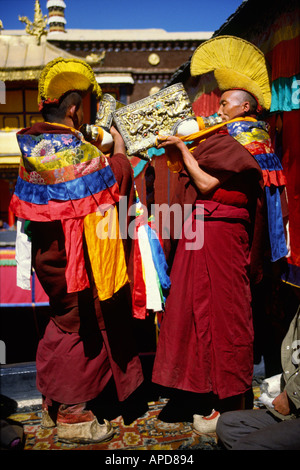 Jokhang Tempel Mönche spielen Conch Shell Hörner während Mönlam Chenmo (große Gebetsfest) 1986, Lhasa, Tibet Stockfoto