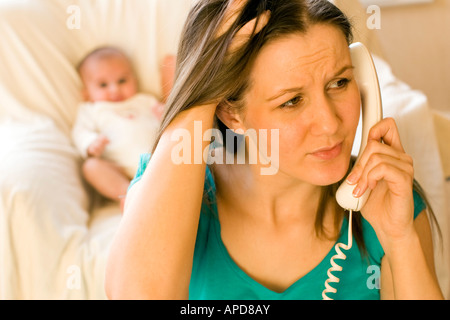 Mutter telefonieren Arzt über kranke baby Stockfoto