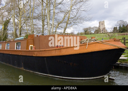 Hausboot auf dem Canal Grande Union mit Marsworth Kirche im Hintergrund Stockfoto